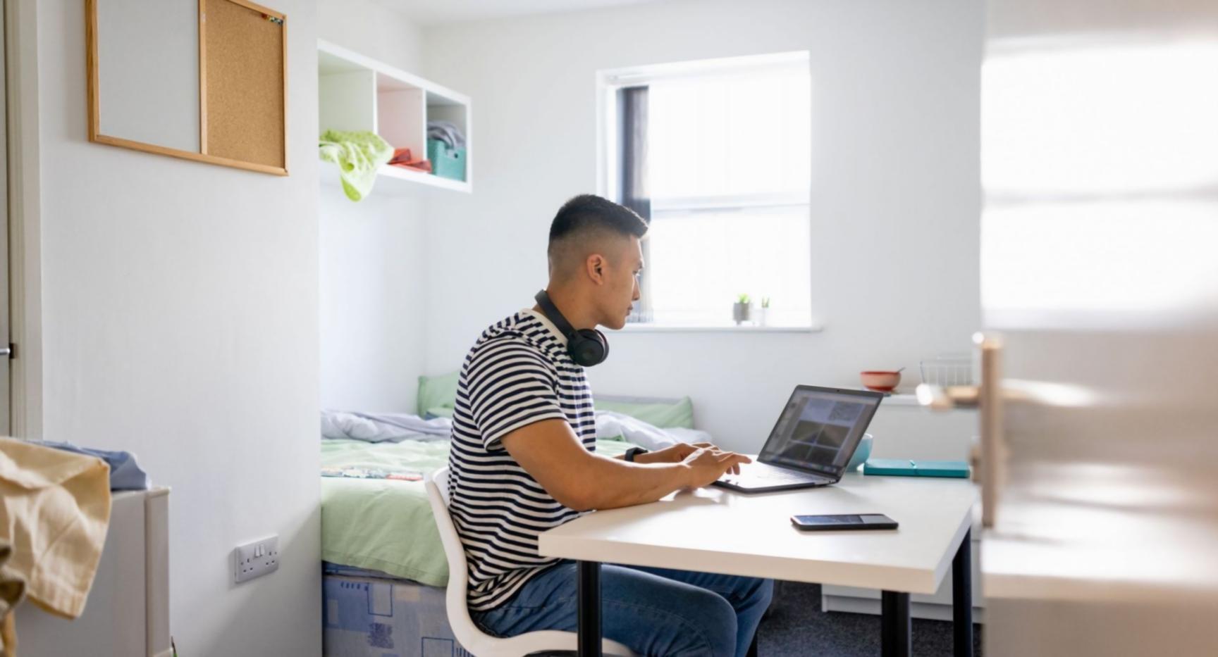 Specialist optimizând conținut digital într-un mediu profesional